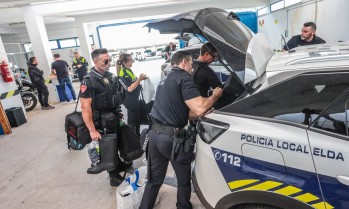 Los agentes preparándose para partir hacia Valencia. 