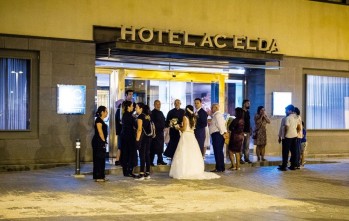 La pareja y sus invitados tuvieron que ser evacuados y esperaron en la plaza de la Ficia | Fotos Príncipe.