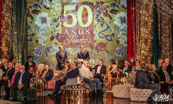 El escenario estuvo decorado recreando un salón de bodas | J.C.