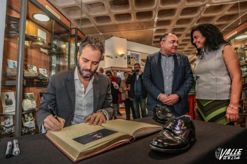 Vicent ha firmado en el Libro de Honor del Museo del Calzado | J.C.