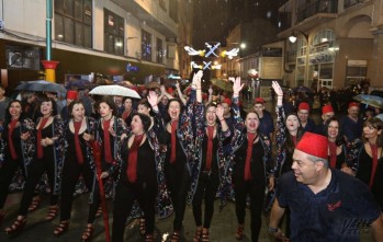 Los Moros Marroquíes fueron la única comparsa que pudo realizar el desfile y acabó empapada | Jesús Cruces.