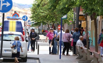 Una mujer sufre un atropello por un turismo al cruzar un paso de peatones junto a la Gran Avenida