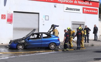 Arde un vehículo en la avenida del Mediterráneo