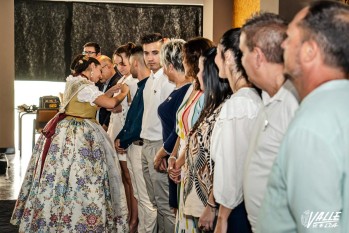 Eva Vicente entregando las insignias de plata a los miembros de la Junta Central| Nando Verdú.