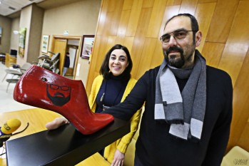La edil de Cultura, Nieves López, y el presidente de AMAV, José Montero, han presentado el premio | Jesús Cruces.