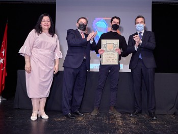 Alejandro  Martínez mientras recogía el premio | https://apintoresyescultores.es/