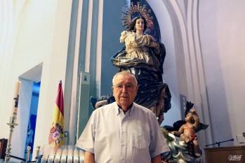 Don José junto a la imagen de la Inmaculada Concepción | Marta Maestre. 