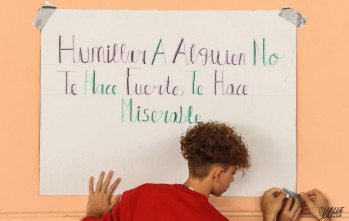 Los alumnos de los institutos han colocado pancartas por las paredes con mensajes contra el acoso escolar | J.C.