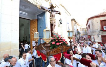 El Cristo a su entrada en la parroquia de San Bartolomé | Jesús Cruces.