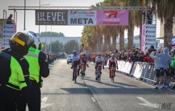 Raúl Patiño levanta el brazo al ganar la etapa de Elda | J.C.