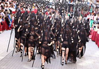 Las Huestes representaron un lucido entierro protagonizado por los velos negros y las danzas | Jesús Cruces.