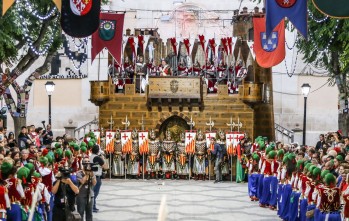 Imagen de archivo del Castillo de Embajadas durante la fiestas de Moros y Cristianos. 