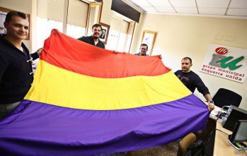IU ha colgado la bandera republicana desde su balcón en el Consistorio | Jesús Cruces.