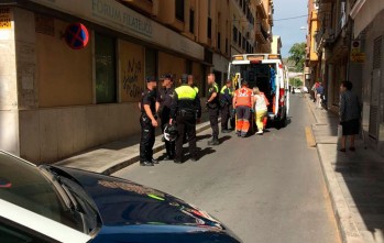 Un policía de Elda pierde el control de su moto y sufre un accidente