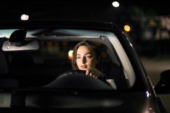 Los seres humanos están mejor adaptados a la conducción durante las horas de luz.
