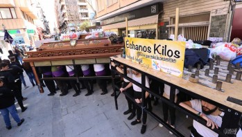 Las cofradías han tomado el centro de Elda para conseguir alimentos.