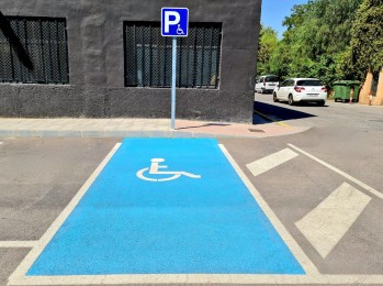 Las plazas de estacionamiento están señalizadas. 