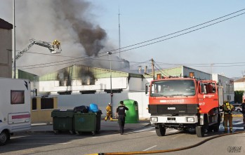 Los bomberos no han podido impedir que el fuego se haya extendido a una segunda fábrica  | Jesús Cruces.