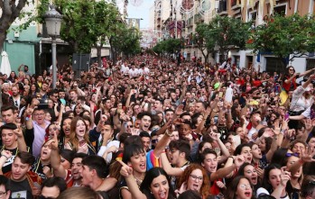 Miles de eldenses se han reunido para cantar al inicio de la fiesta | Jesús Cruces.