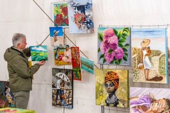 Cuadros, fotografías, entre otras piezas se pueden encontrar en el mercadillo | Nando Verdú. 