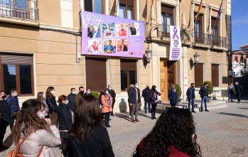 Minuto de silencio en el Día Contra la Violencia de Género en Elda