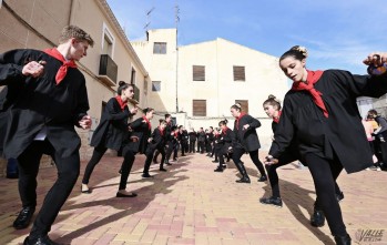 El grupo de baile La Faltriquera ha realizado los tradicionales bailes | Jesús Cruces.