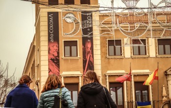 Grandes banderolas han aparecido en distintos puntos de la ciudad.