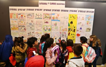 Dibujos escolares en una exposición en favor de la igualdad de la mujer