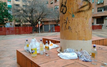 Restos de un botellón en la plaza Gabriel Poveda el pasado fin de semana.