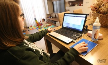 Muchas personas trabajan en casa mientras tienen que cuidar a sus hijos.