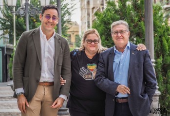 Alejandro Ruiz y Ernesto Granero de los rotarios junto a Teresa Ruiz del Grupo Abril. 