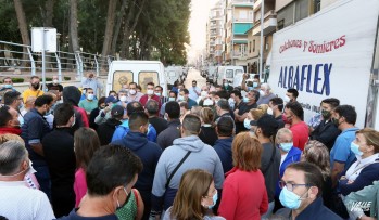 Los comerciantes con malestar pedían explicaciones a los responsables municipales.