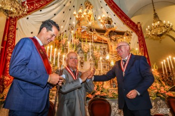 Santa Ana recibió a cientos de personas durante el saluda a los Santos Patronos.