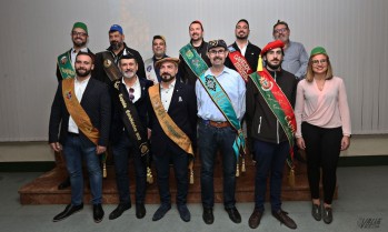 Los Capitanes junto a la alcaldesa Irene Navarro y el presidente de la Unión de Festejos, Vicente Escolano Mateo | Jesús Cruces.