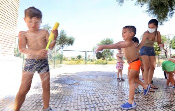Imagen de los pequeños disfrutando de una guerra de agua.