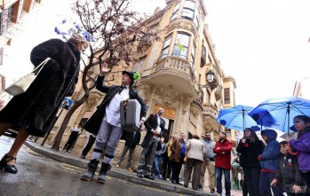 Tenés, Reig y Jiménez se han encargado de teatralizar esta visita sobre la historia de la calle Nueva | Jesús Cruces.