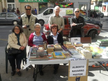 Francisco León, a la derecha de la imagen, con el Grupo Nuestra Opinión.
