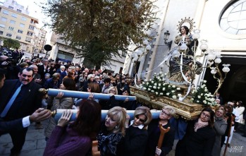 Las mujeres de la parroquia han portado a hombros a la Virgen | Jesús Cruces.