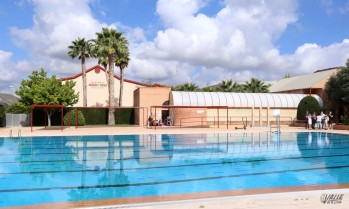 La piscina ya espera a los bañistas.