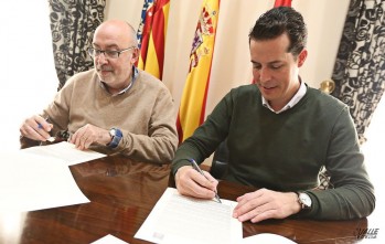 Alcaraz y Alfaro durante la firma del convenio | Jesús Cruces.