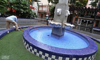 Limpian la fuente de la Plaza Sagasta