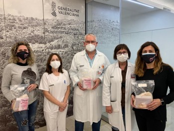 Miembros de ACMAVI con su presidente, el doctor José Coloma, y la gerente del Hospital, Vicenta Tortosa.