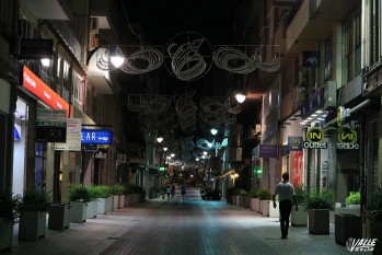 En la céntrica calle Juan Carlos I algunos negocios apagaron los escaparates y otros no.