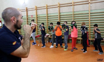 Los pequeños aprenden defensa y disciplina a través del boxeo educativo | Jesús Cruces.