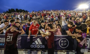 Jugadores y afición celebraron juntos el pase a la fase final de ascenso el pasado domingo.