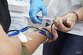 La Policía Local de Elda dona sangre para solidarizarse con un compañero 