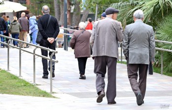 Imagen de personas ancianas en el centro de Elda | Jesús Cruces.