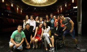 La directora del taller con parte de los alumnos mientras ensayaban esta mañana en el Castelar.