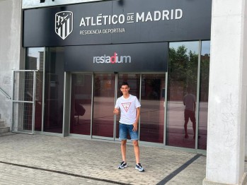 Imagen del joven en las instalaciones del Atlético de Madrid.