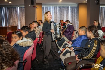 María Jesús y su acordeón ha actuado en el acto que ha tenido lugar en el Museo del Calzado